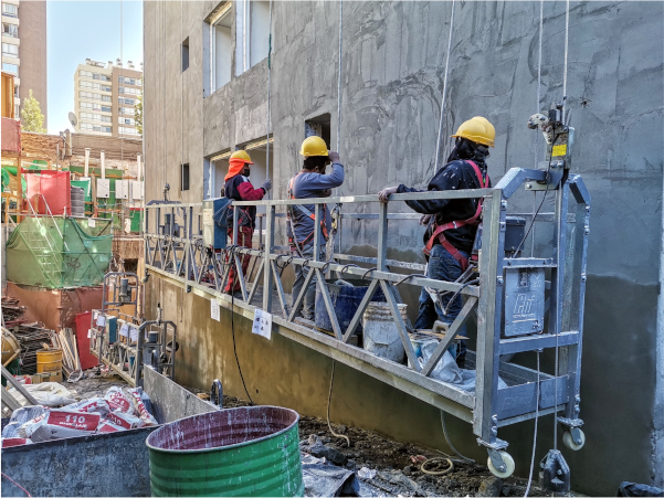 Operarios trabajando de forma segura en un andamio para edificio de MacUP.